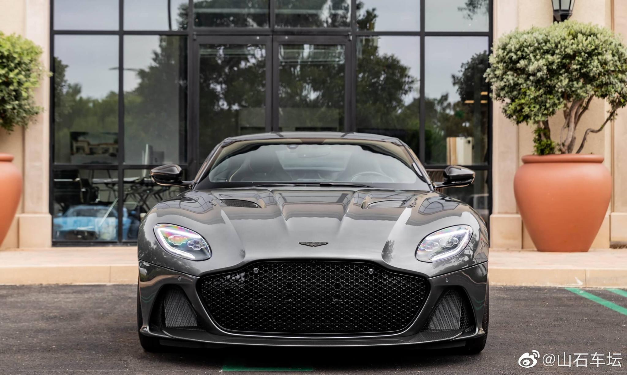 汽车美图：阿斯顿马丁DBS灰色真帅