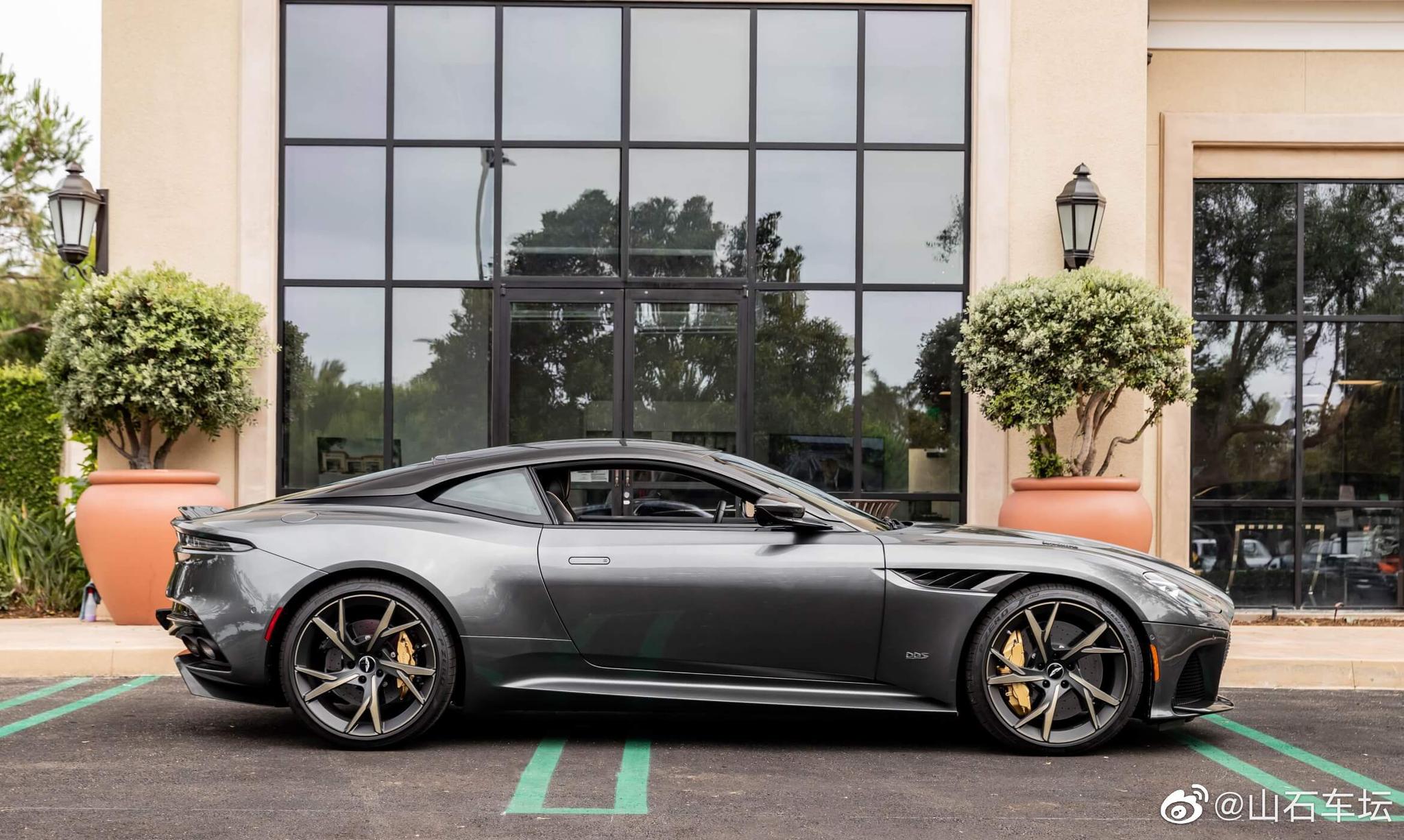 汽车美图：阿斯顿马丁DBS灰色真帅