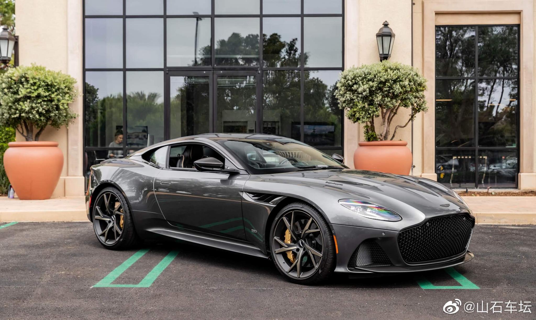 汽车美图：阿斯顿马丁DBS灰色真帅