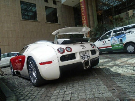 红白双色布加迪Veyron 16.4 。