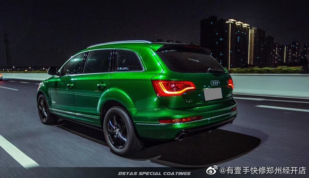 在公路上，奥迪Q7凭借无限动感的操控性与运动特性脱颖而出