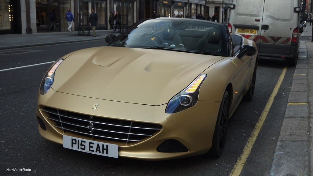 法拉利Ferrari California T，颜色很喜欢！