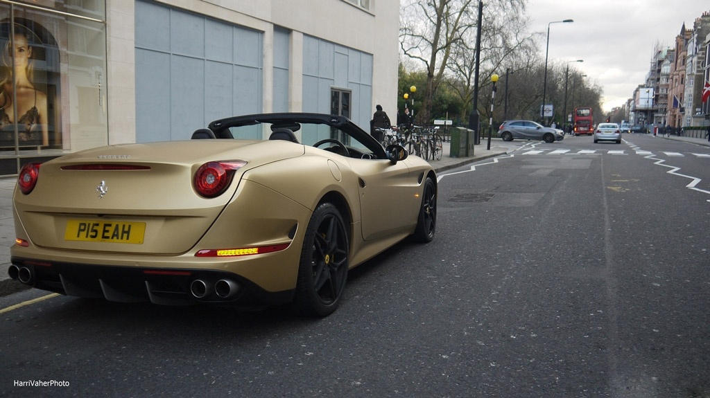 法拉利Ferrari California T，颜色很喜欢！