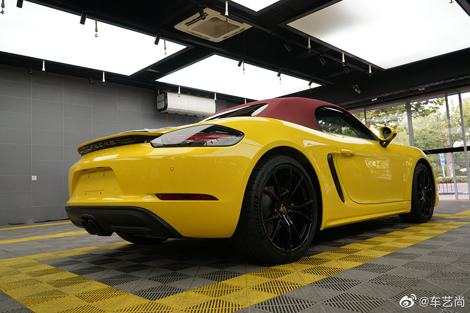 保时捷718全新出击， 亮不亮看就完了， 简直是太酷了。