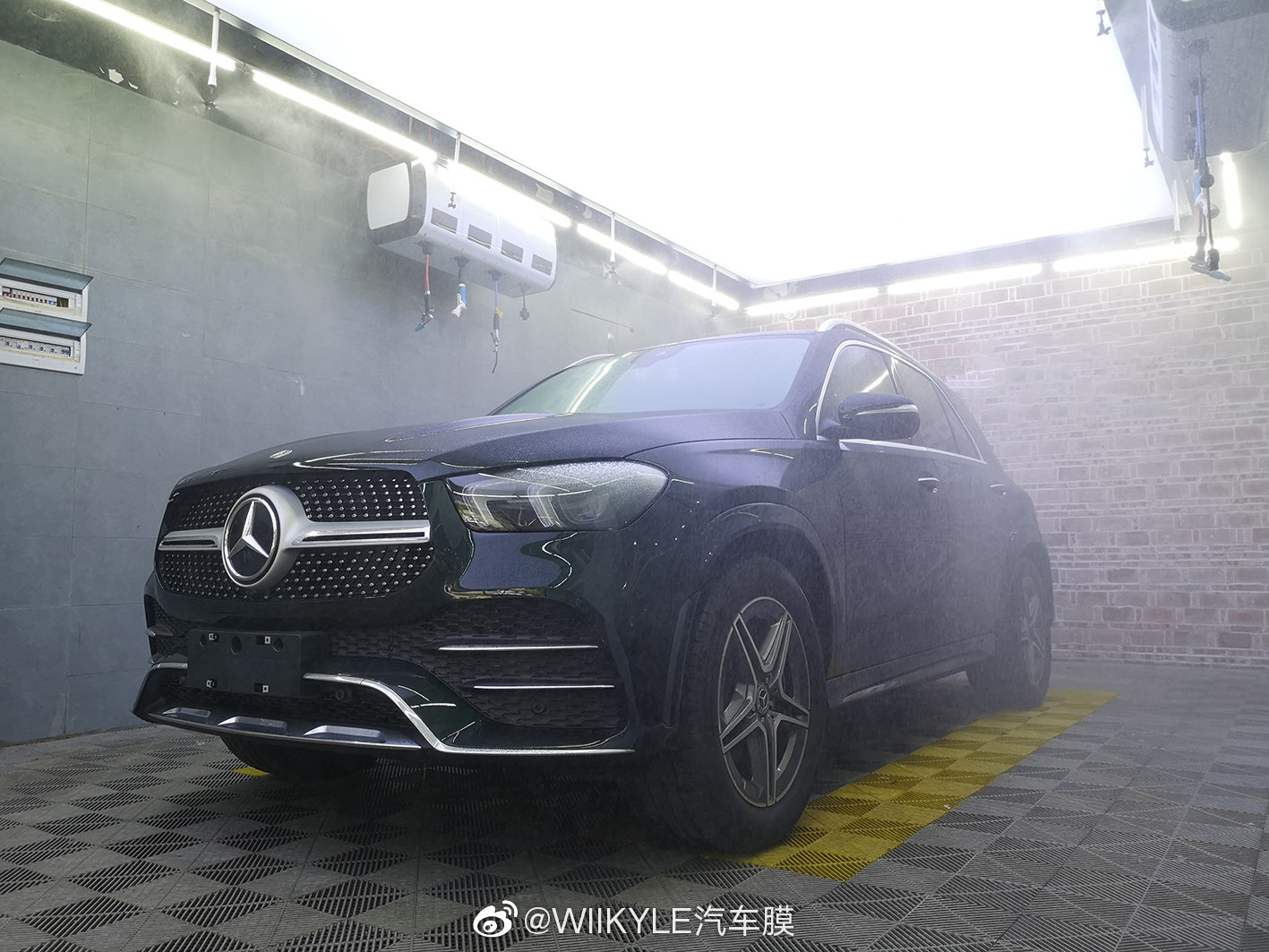 墨绿色的奔驰GLE450， 那光泽度是不是瞬间就提升了不少