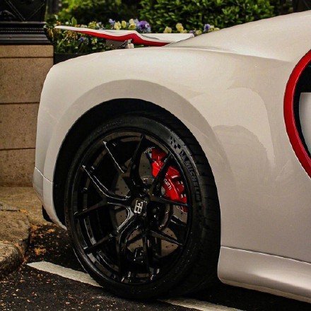 一枚白色布加迪Chiron，多金真好可以定制各种自己想要的超跑！