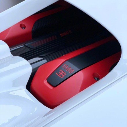 一枚白色布加迪Chiron，多金真好可以定制各种自己想要的超跑！