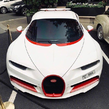 一枚白色布加迪Chiron，多金真好可以定制各种自己想要的超跑！