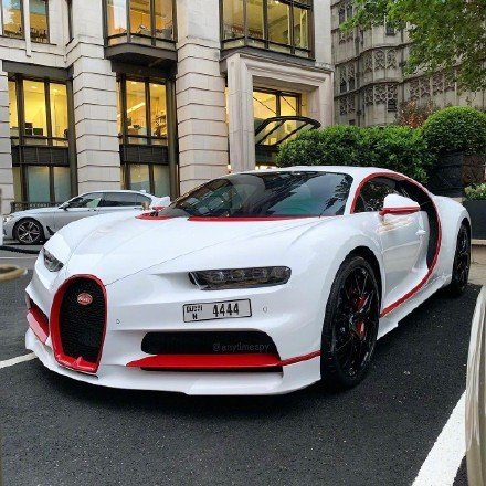 一枚白色布加迪Chiron，多金真好可以定制各种自己想要的超跑！