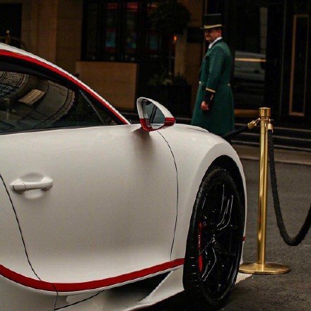 一枚白色布加迪Chiron，多金真好可以定制各种自己想要的超跑！