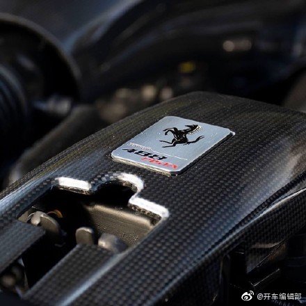 Ferrari 488 Pista蓝色拉花，精致硬朗