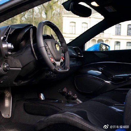 Ferrari 488 Pista蓝色拉花，精致硬朗