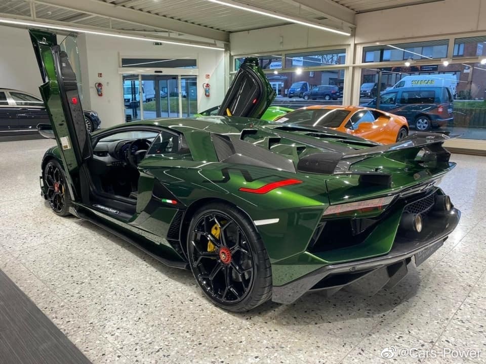 大颗牛油果 兰博基尼Aventador SVJ  特别绿色涂装