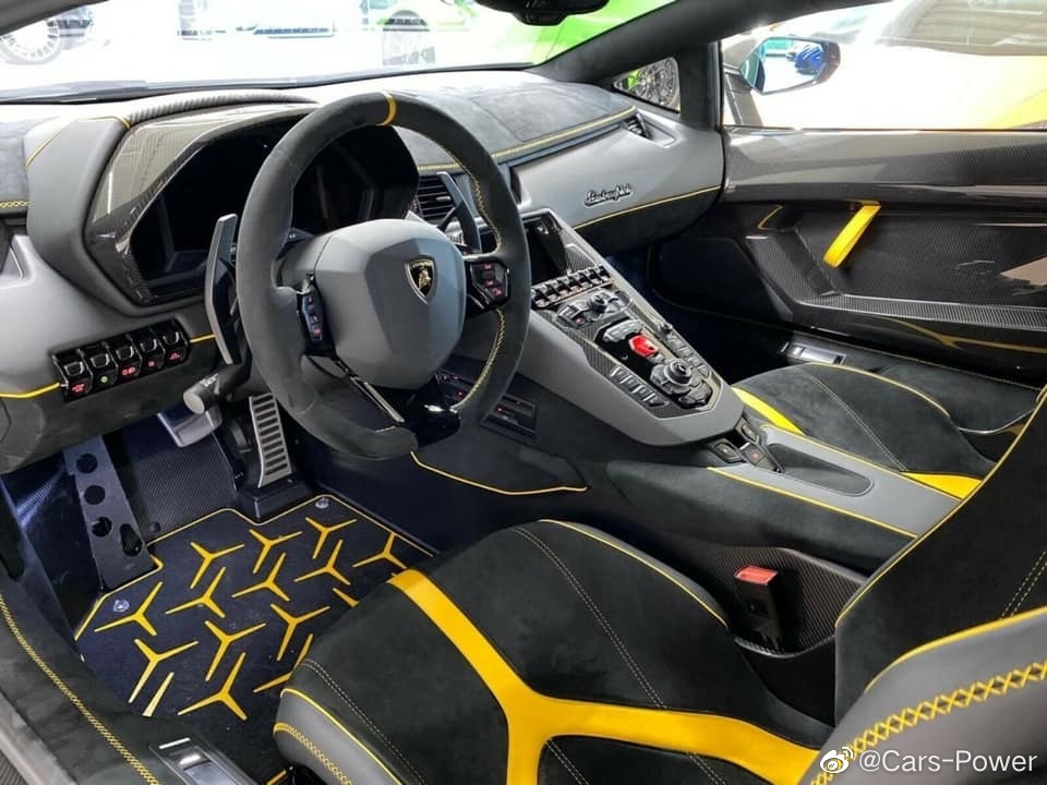 大颗牛油果 兰博基尼Aventador SVJ  特别绿色涂装
