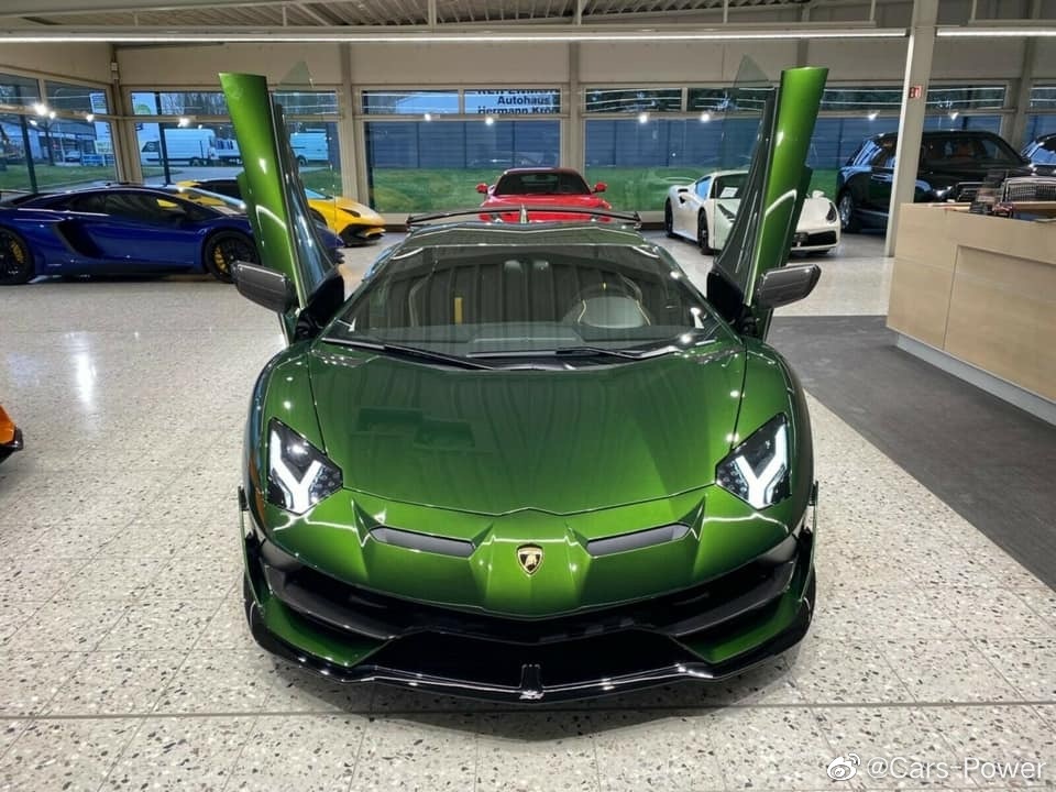 大颗牛油果 兰博基尼Aventador SVJ  特别绿色涂装