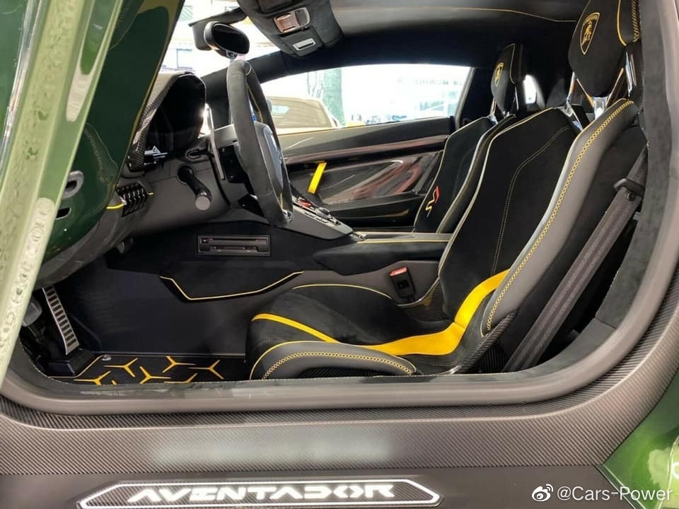 大颗牛油果 兰博基尼Aventador SVJ  特别绿色涂装