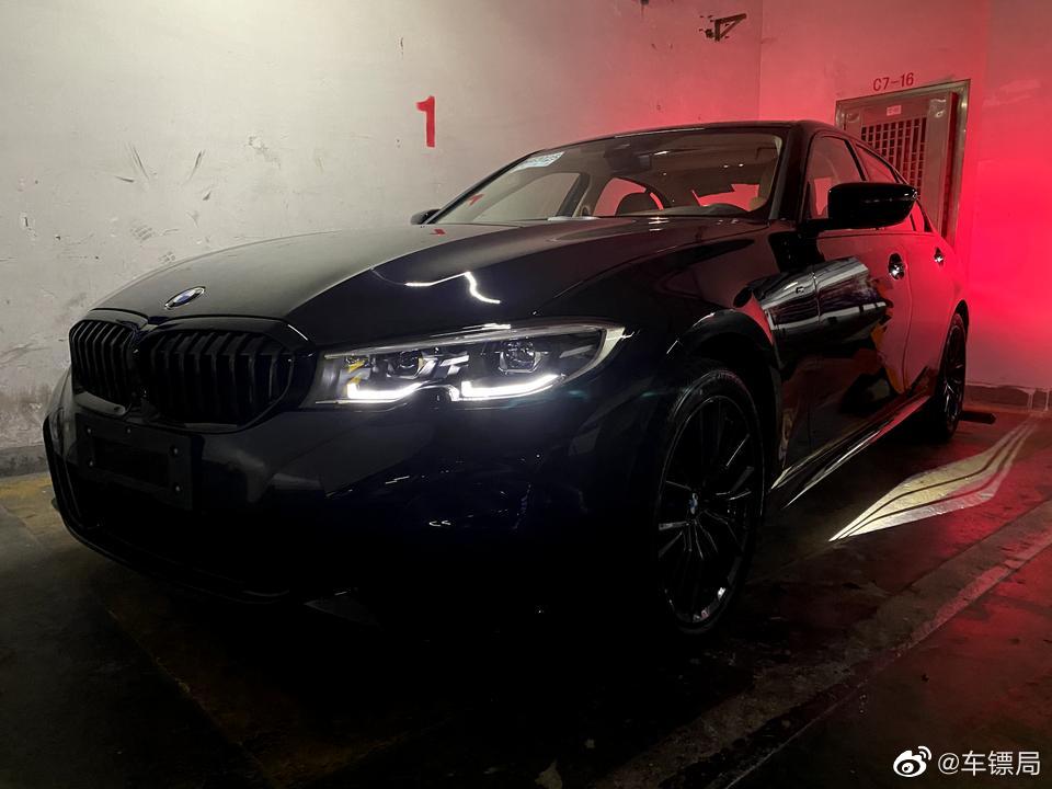 炭黑色宝马3系是真帅，除了容易脏，其他没毛病！