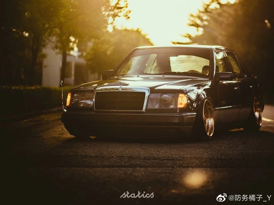 好看的汽车图片：奔驰W124 永不报废的经典