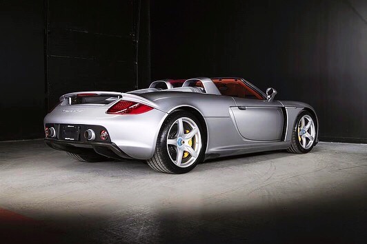 Porsche Carrera GT 。还是很帅气。