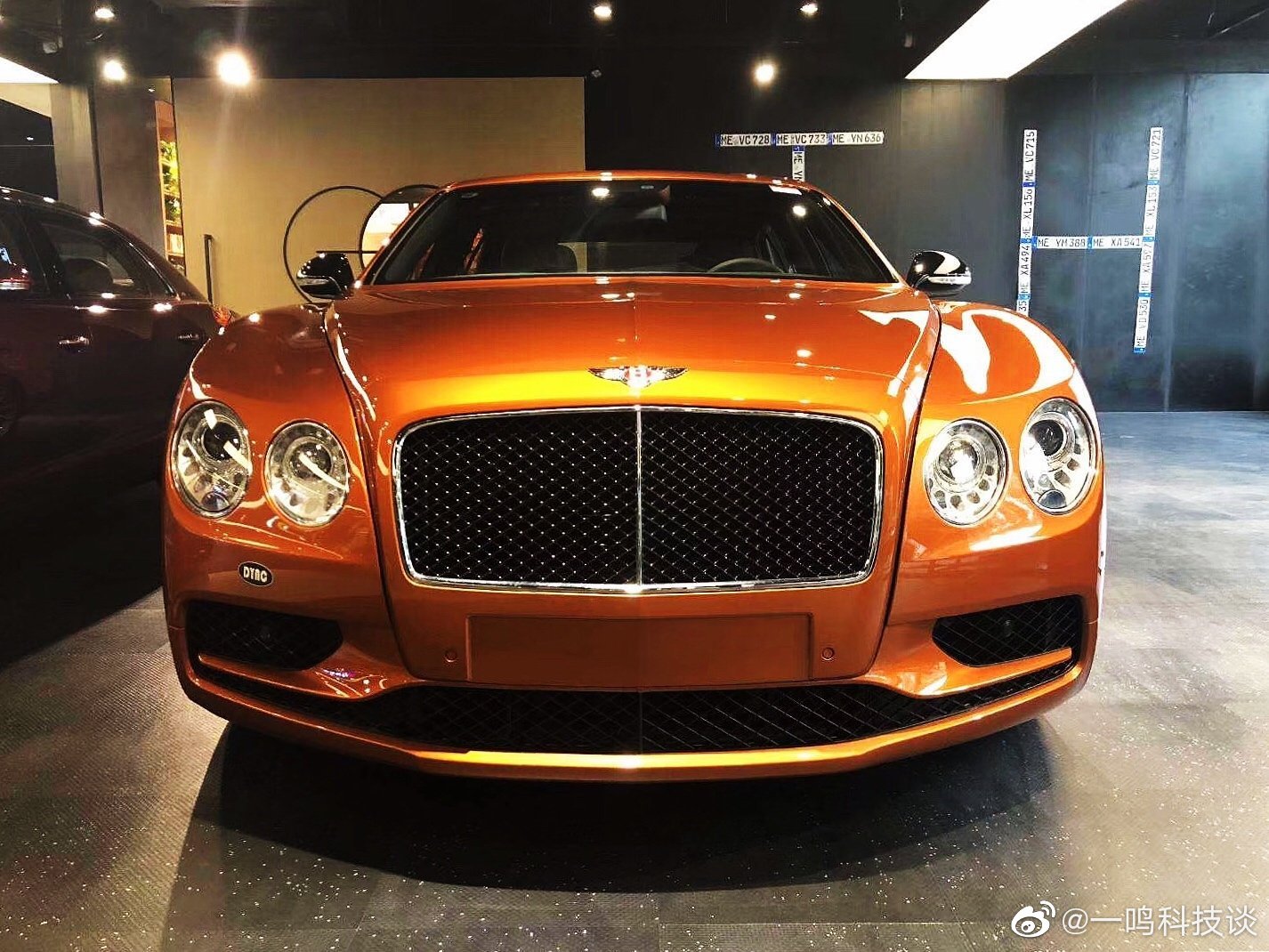 宾利飞驰V8S 火橙色/马鞍棕鲸黑双拼