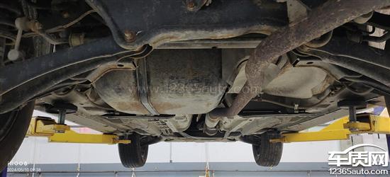 广汽三菱欧蓝德底盘与排气管生锈