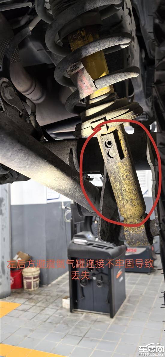 江铃福特烈马<em>氮气</em>罐掉落半轴变形 避震漏油