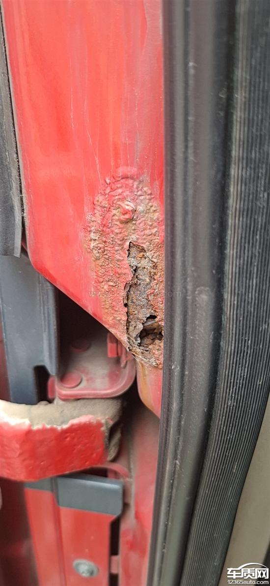 三一重卡超亮版车辆<em>A</em><em>柱</em>生锈严重
