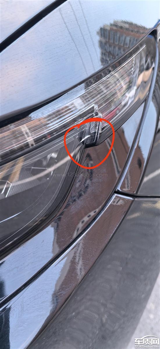 东风本田CR-<em>V</em>前<em>大灯</em>在质保<em>期内</em>自然开裂