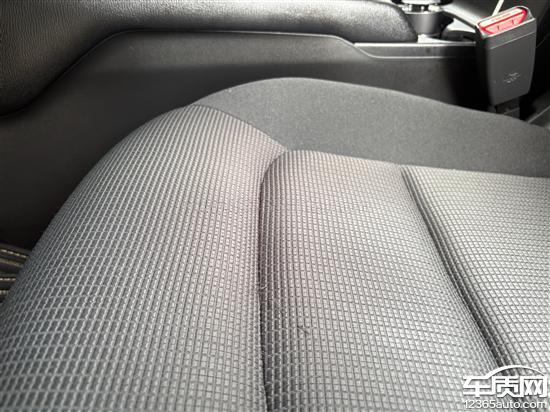 长安马自达CX-5<em>织物</em><em>座椅</em>出现缝合线断裂