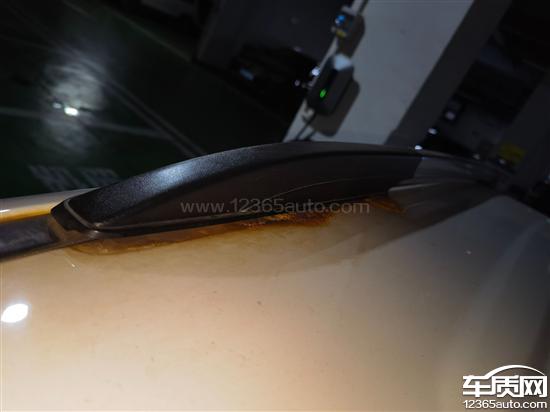 长安CS15车顶<em>行李</em><em>架</em>连接部位严重锈蚀