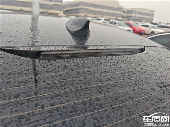 别克君威<em>高位</em><em>刹车灯</em>断裂 导致漏水