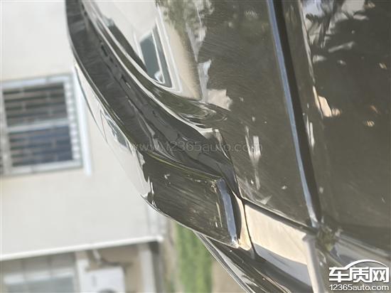 一汽丰田皇冠陆放<em>行李</em><em>架</em>胶条开裂严重