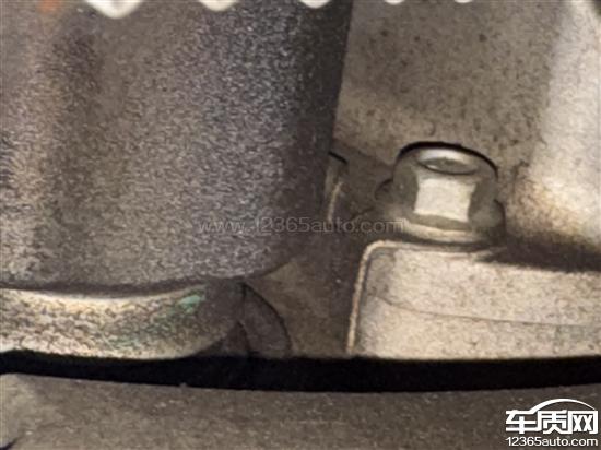 别克英朗车辆<em>半轴</em>油封严重漏油