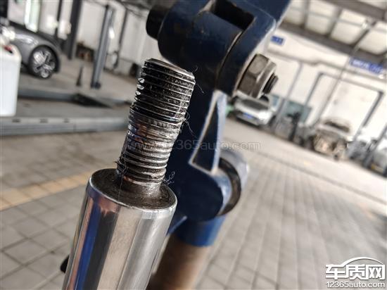 东风日产天籁售后维修时<em>减震</em><em>器</em>螺丝损坏