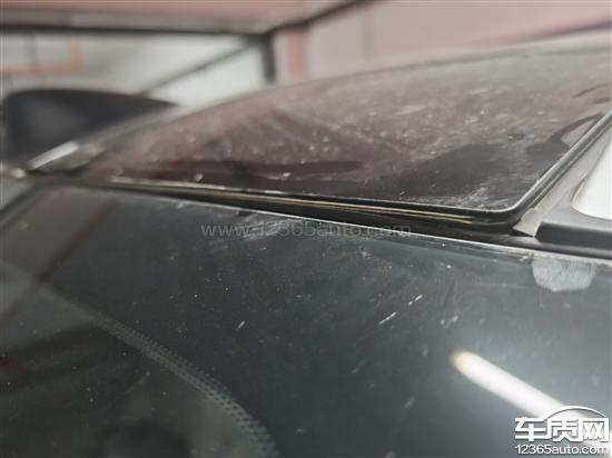 比亚迪宋Ultra<em>全景</em><em>天窗</em>右前翘起