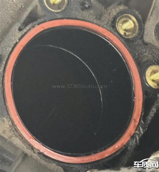 长安福特福克斯发动机<em>进气</em><em>歧管</em>漏油