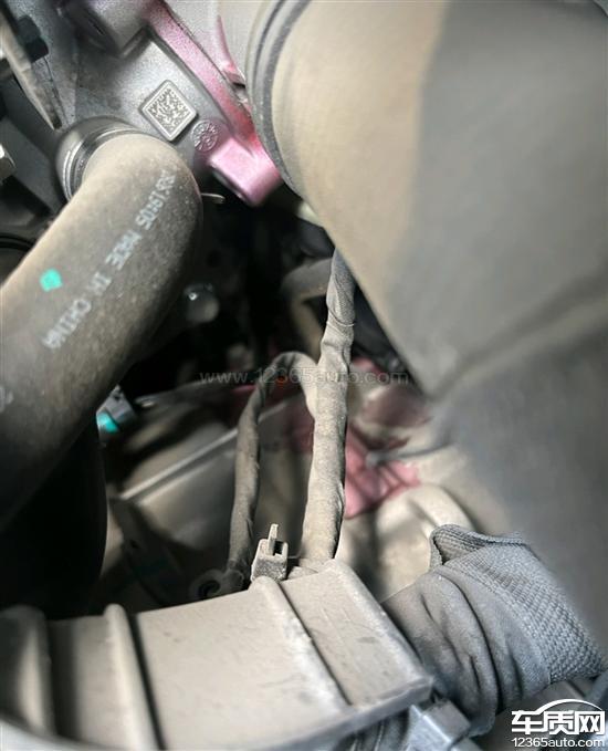 吉利缤瑞发动机<em>节温器</em>旁边严重漏防冻液