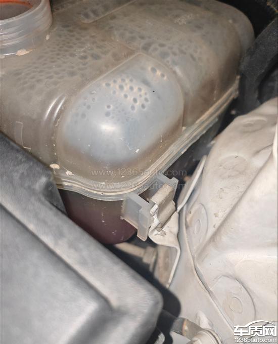 别克君威车辆机油<em>散热</em><em>器</em>严重漏油