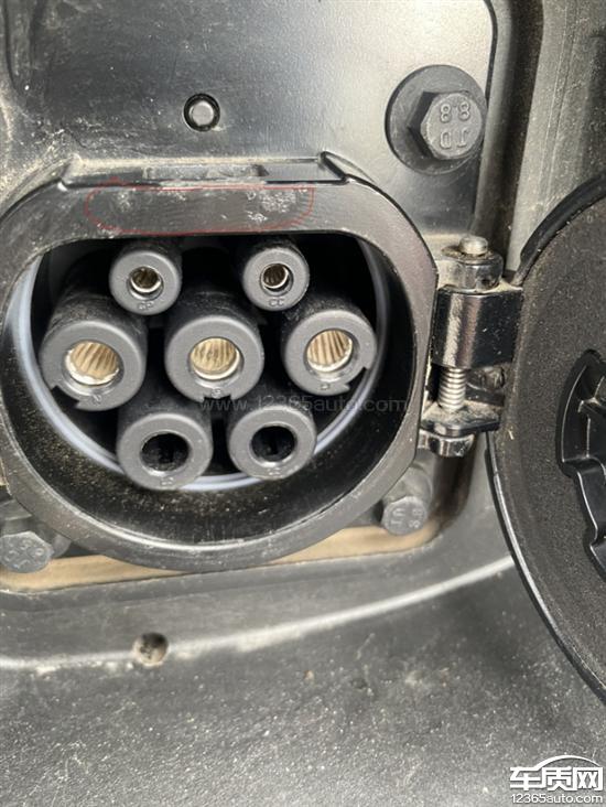 比亚迪宋Pro新能源充电口掉漆并且腐蚀老化-新浪汽车