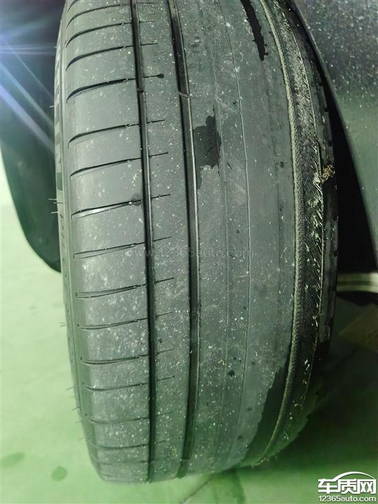 特斯拉model 3左右前轮胎内侧磨损出钢丝-新浪汽车