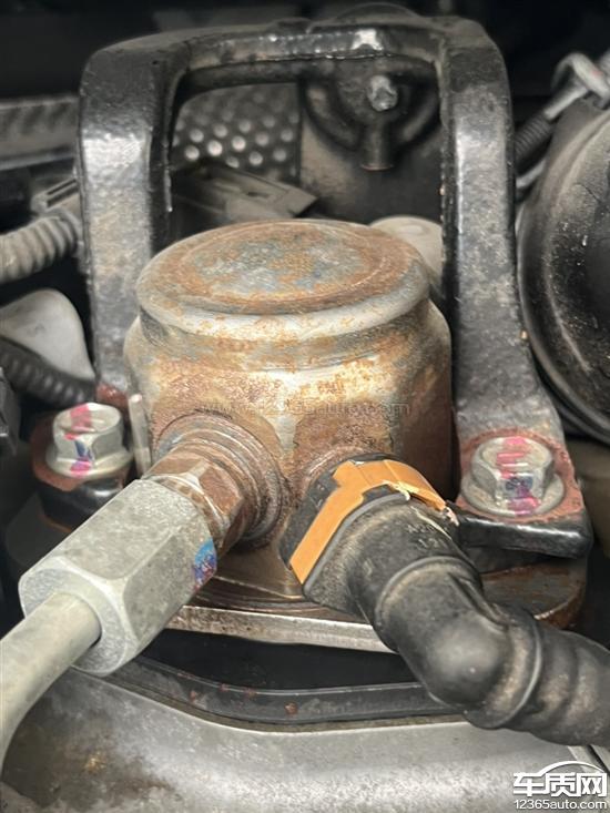 一汽丰田卡罗拉高压油泵出现生锈现象-新浪汽车
