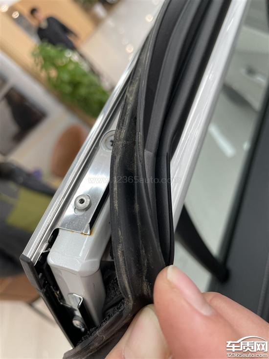 一汽丰田rav4荣放车门生锈要求厂家解决