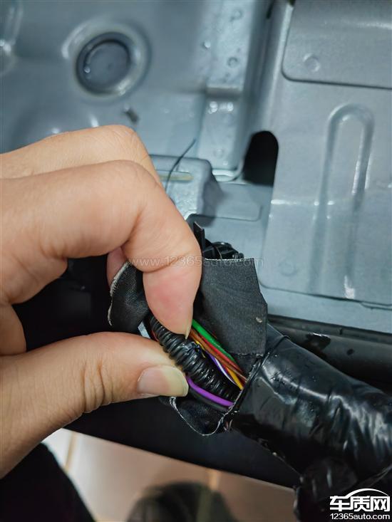 领克09新能源玻璃水管破裂导致全车线束泡水-新浪汽车