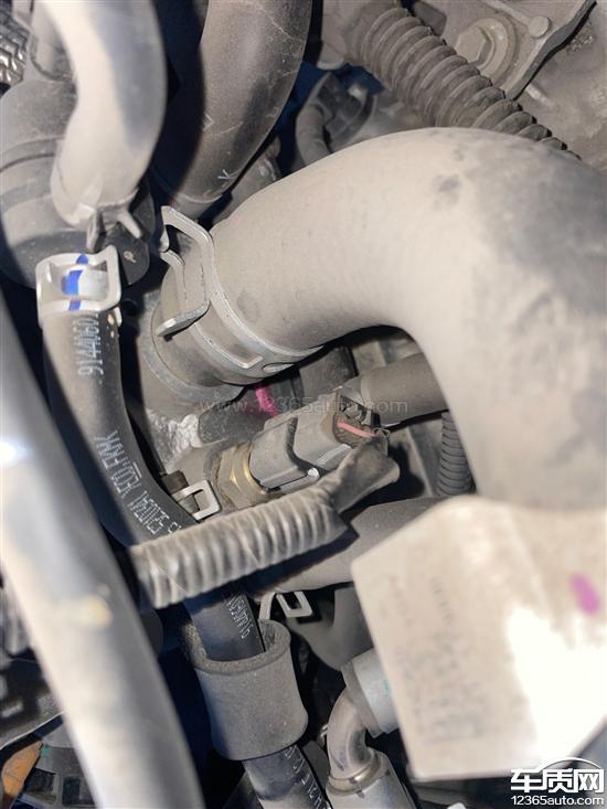 北京现代悦纳发动机缸体和缸盖之间漏防冻液-新浪汽车