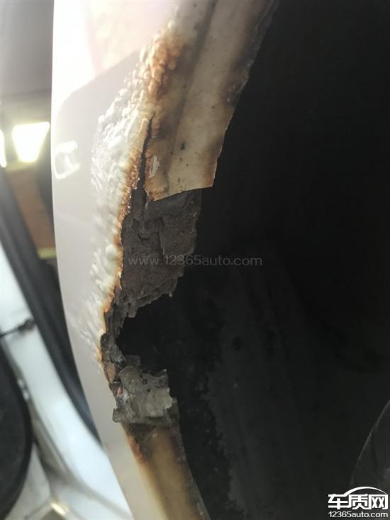 车身锈烂,生锈非常严重,底槛三层全部锈透,车门锈穿,前挡玻璃上沿处
