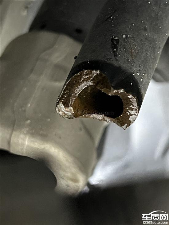 进口宝马xm平衡杆断裂球头脱落导致出现事故-新浪汽车