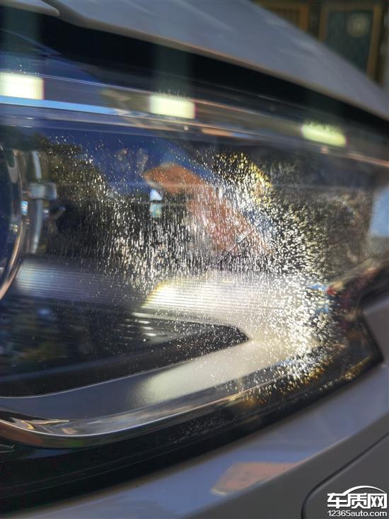 一汽奥迪a3两侧大灯灯罩内部严重细裂纹