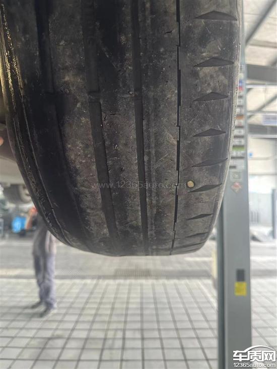 比亚迪海豹轮胎吃胎偏磨导致爆胎-新浪汽车