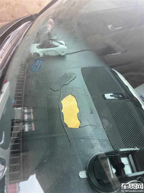 一汽丰田锐志中控仪表台开裂老化起油
