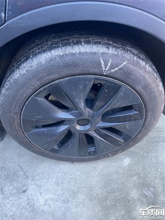 特斯拉modely正常行驶中固特异轮胎爆胎